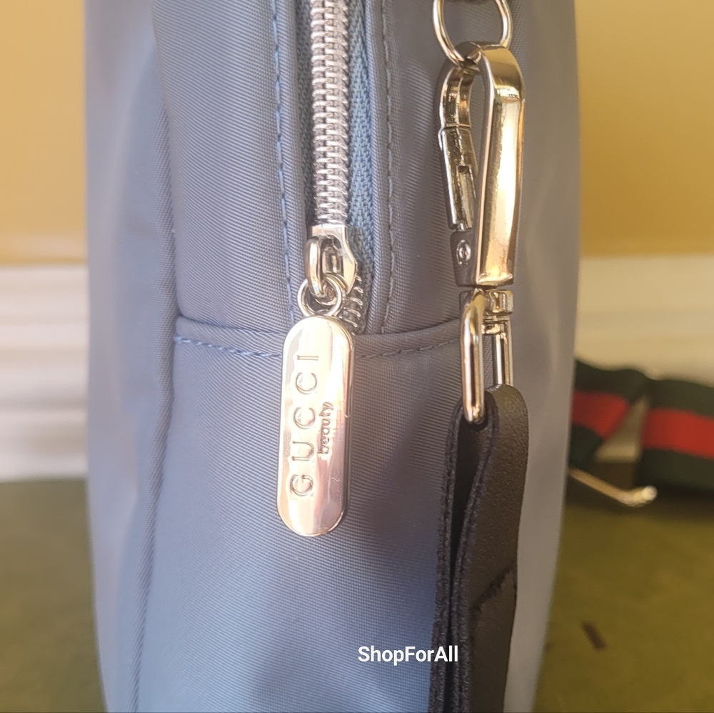 Gucci Green Toiletry Bag with Structured Shape and Gold Hardware - Picture 8 of 16